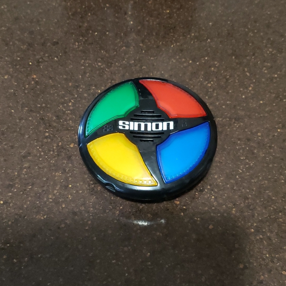 Hasbro 240 1101 EE Simon Micro Series Game Single - Multicolor 4" diameter.